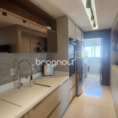 Apartamento com 170m², 3 quartos (sendo 3 suítes), 2 garagens, no bairro Beira Mar Norte em Florianópolis