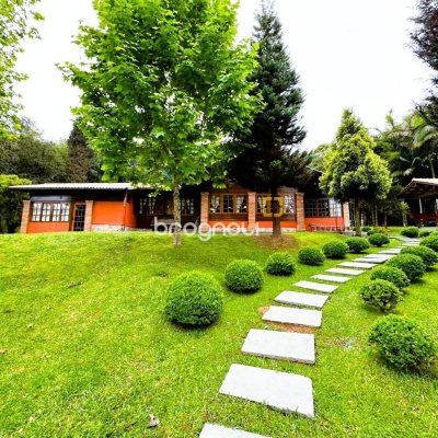 Sítio com 240m², 4 quartos (sendo 2 suítes), 4 garagens, no bairro Rio dos Bugres em Rancho Queimado