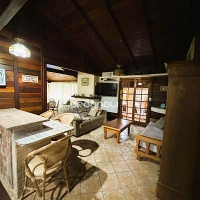 Sítio com 240m², 4 quartos (sendo 2 suítes), 4 garagens, no bairro Rio dos Bugres em Rancho Queimado