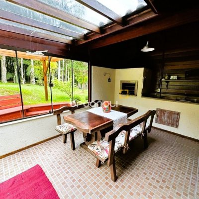 Sítio com 240m², 4 quartos (sendo 2 suítes), 4 garagens, no bairro Rio dos Bugres em Rancho Queimado
