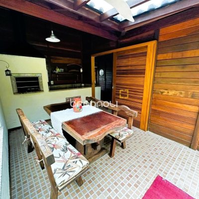 Sítio com 240m², 4 quartos (sendo 2 suítes), 4 garagens, no bairro Rio dos Bugres em Rancho Queimado