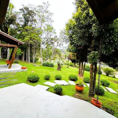 Sítio com 240m², 4 quartos (sendo 2 suítes), 4 garagens, no bairro Rio dos Bugres em Rancho Queimado