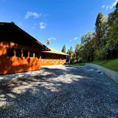Sítio com 240m², 4 quartos (sendo 2 suítes), 4 garagens, no bairro Rio dos Bugres em Rancho Queimado