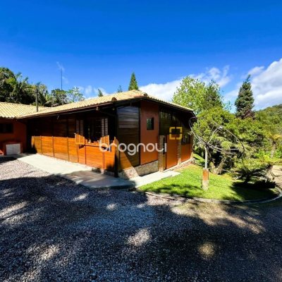 Sítio com 240m², 4 quartos (sendo 2 suítes), 4 garagens, no bairro Rio dos Bugres em Rancho Queimado