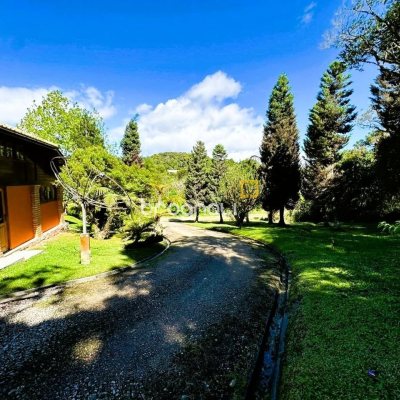 Sítio com 240m², 4 quartos (sendo 2 suítes), 4 garagens, no bairro Rio dos Bugres em Rancho Queimado