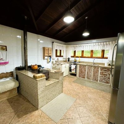 Sítio com 240m², 4 quartos (sendo 2 suítes), 4 garagens, no bairro Rio dos Bugres em Rancho Queimado