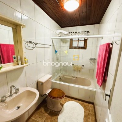Sítio com 240m², 4 quartos (sendo 2 suítes), 4 garagens, no bairro Rio dos Bugres em Rancho Queimado