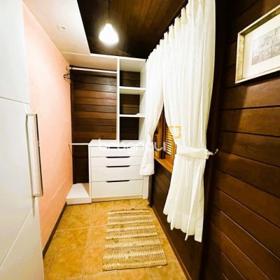 Sítio com 240m², 4 quartos (sendo 2 suítes), 4 garagens, no bairro Rio dos Bugres em Rancho Queimado