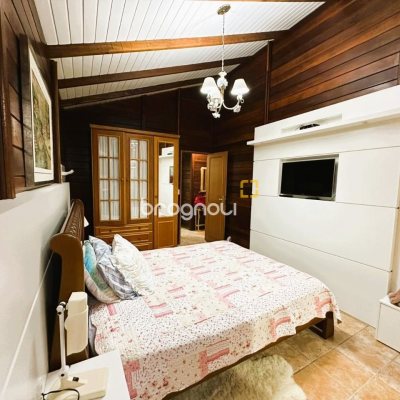 Sítio com 240m², 4 quartos (sendo 2 suítes), 4 garagens, no bairro Rio dos Bugres em Rancho Queimado