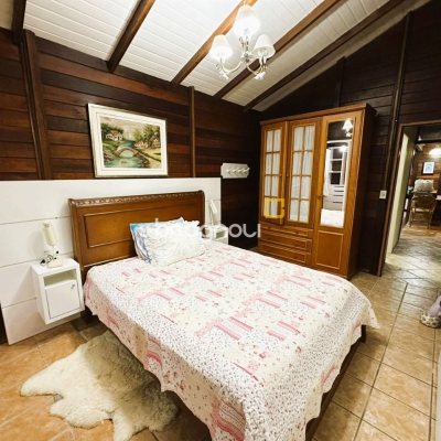 Sítio com 240m², 4 quartos (sendo 2 suítes), 4 garagens, no bairro Rio dos Bugres em Rancho Queimado