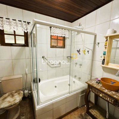 Sítio com 240m², 4 quartos (sendo 2 suítes), 4 garagens, no bairro Rio dos Bugres em Rancho Queimado