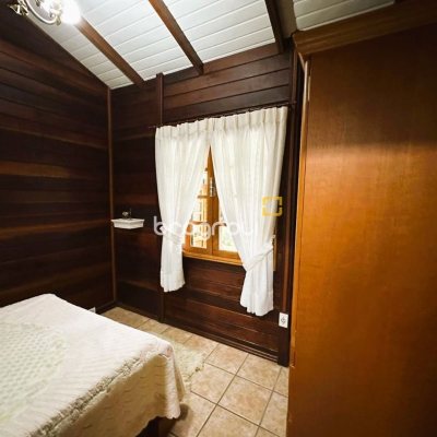 Sítio com 240m², 4 quartos (sendo 2 suítes), 4 garagens, no bairro Rio dos Bugres em Rancho Queimado