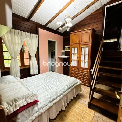 Sítio com 240m², 4 quartos (sendo 2 suítes), 4 garagens, no bairro Rio dos Bugres em Rancho Queimado