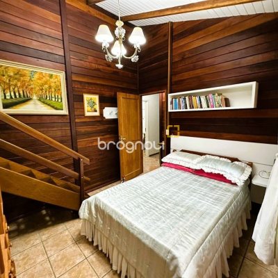 Sítio com 240m², 4 quartos (sendo 2 suítes), 4 garagens, no bairro Rio dos Bugres em Rancho Queimado