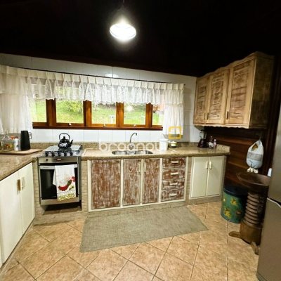 Sítio com 240m², 4 quartos (sendo 2 suítes), 4 garagens, no bairro Rio dos Bugres em Rancho Queimado