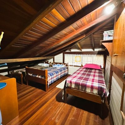 Sítio com 240m², 4 quartos (sendo 2 suítes), 4 garagens, no bairro Rio dos Bugres em Rancho Queimado