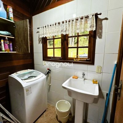 Sítio com 240m², 4 quartos (sendo 2 suítes), 4 garagens, no bairro Rio dos Bugres em Rancho Queimado