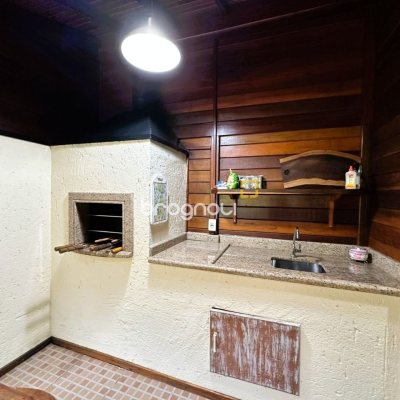 Sítio com 240m², 4 quartos (sendo 2 suítes), 4 garagens, no bairro Rio dos Bugres em Rancho Queimado
