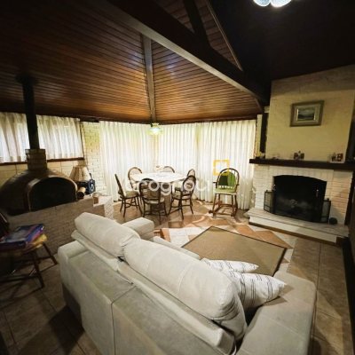Sítio com 240m², 4 quartos (sendo 2 suítes), 4 garagens, no bairro Rio dos Bugres em Rancho Queimado