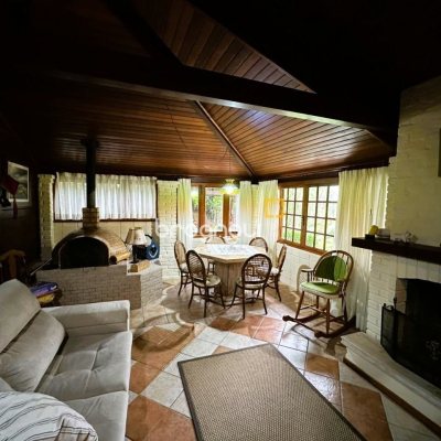 Sítio com 240m², 4 quartos (sendo 2 suítes), 4 garagens, no bairro Rio dos Bugres em Rancho Queimado