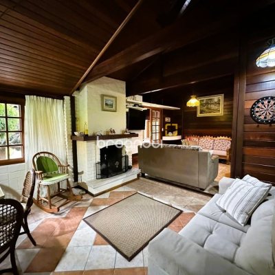 Sítio com 240m², 4 quartos (sendo 2 suítes), 4 garagens, no bairro Rio dos Bugres em Rancho Queimado
