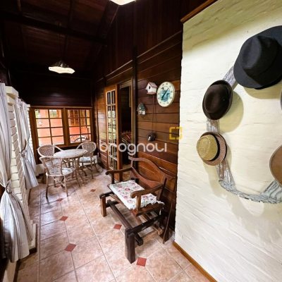 Sítio com 240m², 4 quartos (sendo 2 suítes), 4 garagens, no bairro Rio dos Bugres em Rancho Queimado