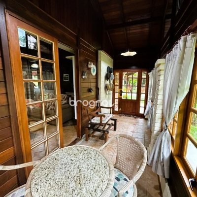 Sítio com 240m², 4 quartos (sendo 2 suítes), 4 garagens, no bairro Rio dos Bugres em Rancho Queimado
