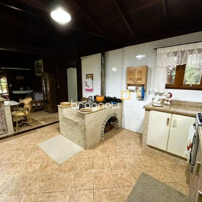 Sítio com 240m², 4 quartos (sendo 2 suítes), 4 garagens, no bairro Rio dos Bugres em Rancho Queimado
