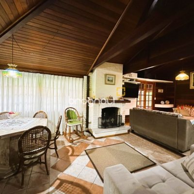 Sítio com 240m², 4 quartos (sendo 2 suítes), 4 garagens, no bairro Rio dos Bugres em Rancho Queimado