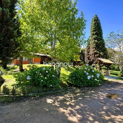 Sítio com 240m², 4 quartos (sendo 2 suítes), 4 garagens, no bairro Rio dos Bugres em Rancho Queimado