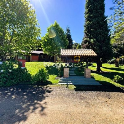 Sítio com 240m², 4 quartos (sendo 2 suítes), 4 garagens, no bairro Rio dos Bugres em Rancho Queimado