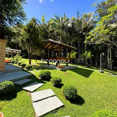 Sítio com 240m², 4 quartos (sendo 2 suítes), 4 garagens, no bairro Rio dos Bugres em Rancho Queimado
