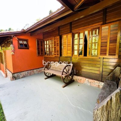 Sítio com 240m², 4 quartos (sendo 2 suítes), 4 garagens, no bairro Rio dos Bugres em Rancho Queimado