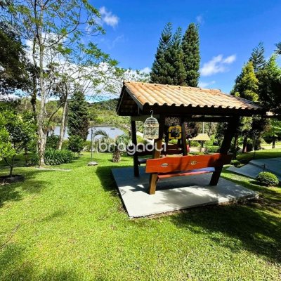 Sítio com 240m², 4 quartos (sendo 2 suítes), 4 garagens, no bairro Rio dos Bugres em Rancho Queimado