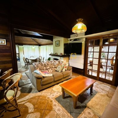 Sítio com 240m², 4 quartos (sendo 2 suítes), 4 garagens, no bairro Rio dos Bugres em Rancho Queimado