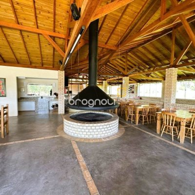 Sítio com 240m², 4 quartos (sendo 2 suítes), 4 garagens, no bairro Rio dos Bugres em Rancho Queimado