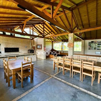 Sítio com 240m², 4 quartos (sendo 2 suítes), 4 garagens, no bairro Rio dos Bugres em Rancho Queimado