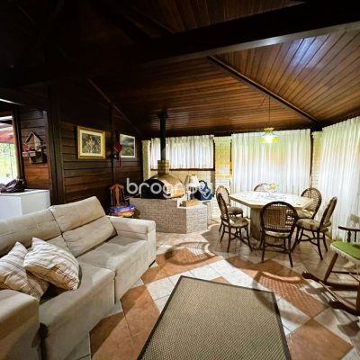 Sítio com 240m², 4 quartos (sendo 2 suítes), 4 garagens, no bairro Rio dos Bugres em Rancho Queimado