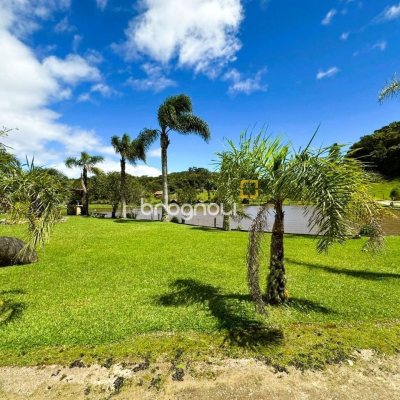 Sítio com 240m², 4 quartos (sendo 2 suítes), 4 garagens, no bairro Rio dos Bugres em Rancho Queimado