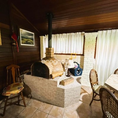 Sítio com 240m², 4 quartos (sendo 2 suítes), 4 garagens, no bairro Rio dos Bugres em Rancho Queimado