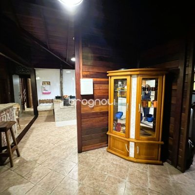 Sítio com 240m², 4 quartos (sendo 2 suítes), 4 garagens, no bairro Rio dos Bugres em Rancho Queimado
