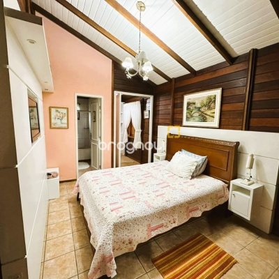 Sítio com 240m², 4 quartos (sendo 2 suítes), 4 garagens, no bairro Rio dos Bugres em Rancho Queimado