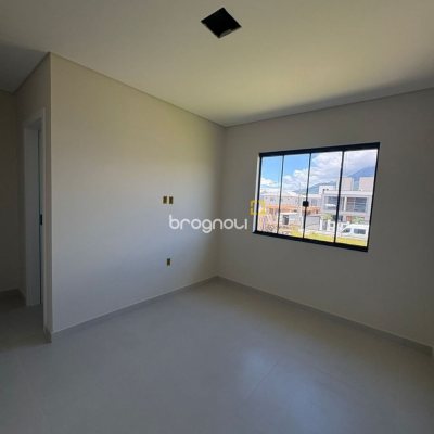 Casa com 63m², 2 quartos (sendo 1 suíte), 1 garagem, no bairro Nova Palhoça em Palhoça