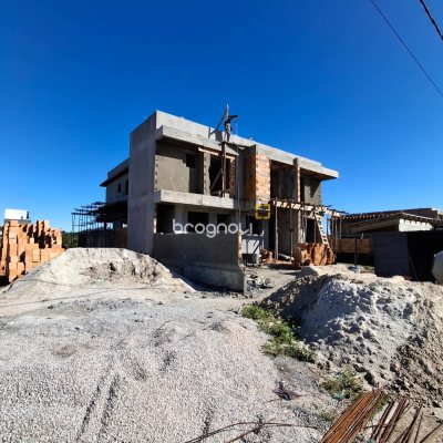 Casa com 210m², 3 quartos (sendo 1 suíte), 2 garagens, no bairro Vargem Pequena em Florianópolis