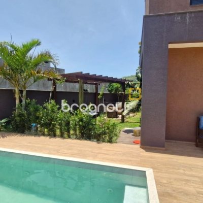 Casa de Condomínio com 228m², 3 quartos (sendo 1 suíte), 2 garagens, no bairro Vargem Grande em Florianópolis