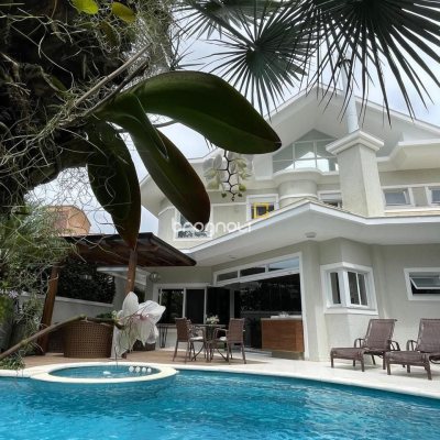 Casa com 416m², 5 quartos (sendo 5 suítes), 6 garagens, no bairro Jurerê Internacional em Florianópolis