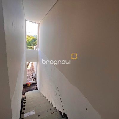 Casa com 130m², 4 quartos (sendo 1 suíte), 2 garagens, no bairro Campeche em Florianópolis