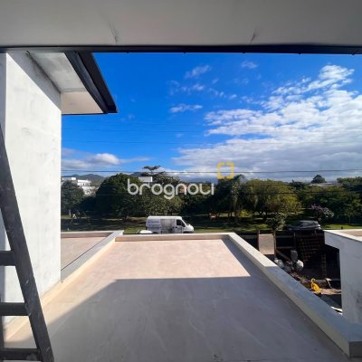 Casa com 130m², 4 quartos (sendo 1 suíte), 2 garagens, no bairro Campeche em Florianópolis