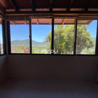 Casa com 304m², 4 quartos (sendo 2 suítes), 2 garagens, no bairro João Paulo em Florianópolis