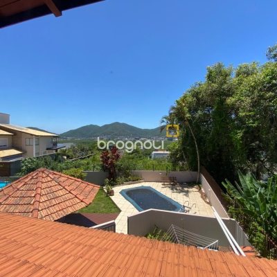 Casa com 304m², 4 quartos (sendo 2 suítes), 2 garagens, no bairro João Paulo em Florianópolis
